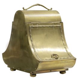 1475.  Leñera de metal dorado, con pala.Principios del S. XX.