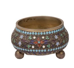 700.  Recipiente de metal con aplicaciones de esmalte.  S. XIX.