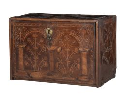 574.  Papelera de madera de nogal y taracea de limoncillo.Trabajo aragonés, S. XVII.