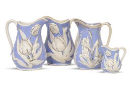 650.  Lote de cuatro jarras de loza esmaltada en azul y blanco y 