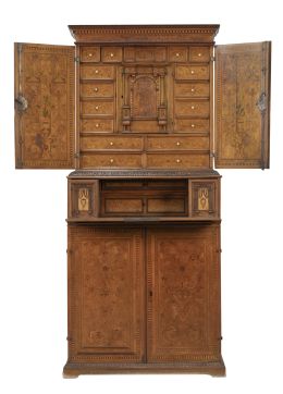 616.  Cabinet de dos cuerpos con marquetería de maderas finas, ma