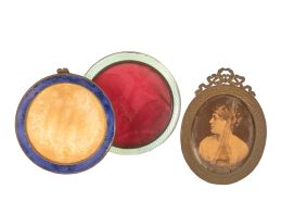 1478.  Lote de tres marcos, dos de ellos circulares en esmalte y otro oval de bronce dorado.Francia, principios del S. XX.