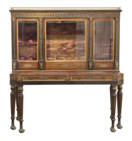 1343.  Vitrina sobre mesa de madera de caoba, madera eboniza y madera tallada y dorada con aplicaciones metálicas.Trabajo francés, h. 1830-1840.