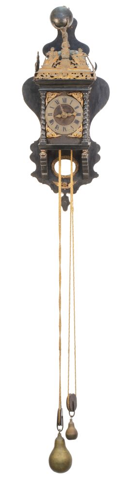 680.  Reloj de pared de madera y bronce dorado.
Firmado en la es