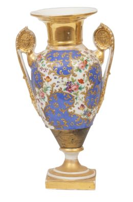 695.  Ánfora Carlos X de porcelana esmaltada y dorada con flores.París, S. XIX.