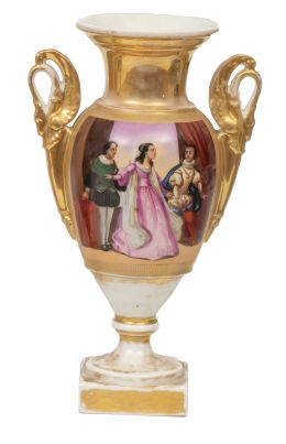696.  Ánfora de porcelana esmaltada y dorada con figuras cortesanas, en el reverso un paisaje.Paris, h. 1830-1840.