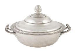 686.  Legumbrera de metal plateado con asas y tapa rematada por piñón. Con marcas.Christofle, con marca usada desde 1935, S. XX.