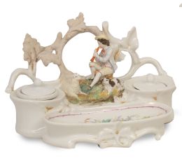 685.  Escribanía de porcelana esmaltada y dorada con pastor con oveja y perro modelados.Francia, finales del S. XIX.