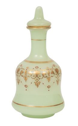 1482.  Botella de opalina verde con decoración en dorado.Bohemia, S. XIX.