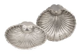 1354.  Pareja de veneras de plata. Con marcas.Madrid, 1860.