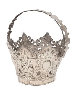 503.  Corona de plata en su color con decoración repujada, con espejos y decoración de tornapuntas en "c".España, finales del S. XVII - principios del S. XVIII.