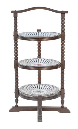 721.  Pastelero de madera con juego de platos de porcelana esmaltada con flores de Coalport. Inglaterra, principios del S. XX.