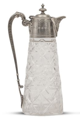 711.  Jarro de metal plateado con decoración grabada y cristal tallado.h. 1900.