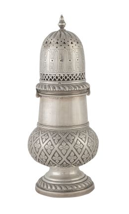1370.  Sugar caster de plata, siguiendo modelos del S. XVII. Con marcas. Ley 833Holanda, con marcas que comprenden el periodo desde 1814-1953.