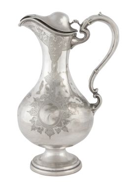 1353.  Jarro de metal plateado con iniciales grabados y hueso en el mango. Principios del S. XX.