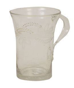 748.  Jarra de vidrio transparente con decoración grabada y restos de dorado.La Granja, finales del S. XVIII.