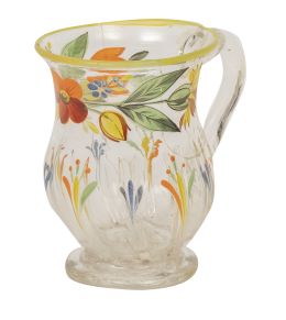 760.  Jarrita de vidrio transparente con flores y hojas pintadas y filo amarillo.La Granja, S. XIX.