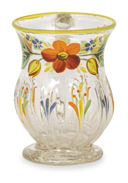 760.  Jarrita de vidrio transparente con flores y hojas pintadas y filo amarillo.La Granja, S. XIX.