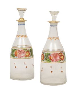 764.  Dos licoreras de vidrio transparente con decoración pintada