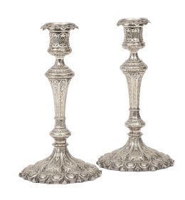 743.  Pareja de candeleros de metal plateado. Con marcas.Inglaterra, finales del S. XIX.