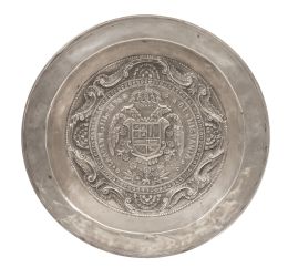 1484.  Bandeja circular de plata con escudo con águila bicéfala y leyenda "Carolus III Rey de Hispania". Con marcas.S. XX.