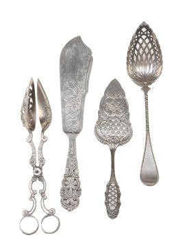 1355.  Lote de ocho cubiertos de servir y un cepillo de plata y cinco cubiertos de metal plateado.Cubiertos de plata formados por: pala ley 900 con marcas de Bolivia, pala ley 800, pareja de cucharas, parejas de cucharas con marcas de J.M. Van Kepmpen, Países Bajos (1835-1919); pareja de cucharas con marcas de Países Bajos, 1859; cucharita con marcas; catavinos con marcas inglesas, y cepillo con escena holandesa repujada en la tapa. 