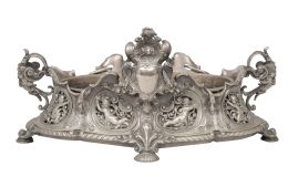 726.  Jardinera de metal plateado decorada con figuras de puttis.h. 1900.