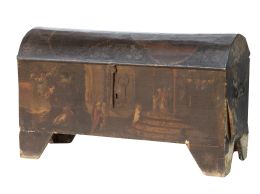 1171.  Arcón con el escudo de los carmelitas, con tapa de medio cañón, alma de madera y piel pintada. España, S. XVIII.