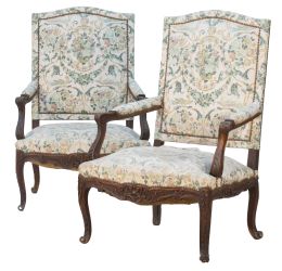 1106.  Pareja de sillas de brazos de madera tallada de estilo regencia.Trabajo francés, finales del S. XIX.