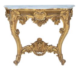 1241.  Consola de madera tallada y dorada con tapa de mármol de estilo rococó.Francia, S. XIX.