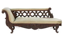 773.  Chaise longue isabelina de madera de caoba tallada.España, S. XX.