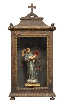 1153.  Escaparate de madera tallada, pintada con flores y dorada, rematada por cruz.En el interior San Antonio con el Niño de madera tallada, policromada y dorada, sobre peana.España, S. XIX.