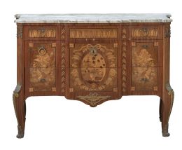 1234.  Cómoda estilo transición Luis XV - Luis XVI, con bronces aplicados.Trabajo francés, principios del S. XX.