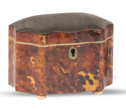 682.  Cajita con alma de madera y carey rubio.Inglaterra, S. XIX.