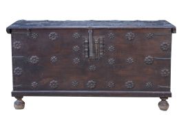 584.  Arcón de madera con decoración de clavos de flores giradas y cerradura de hierro recortada.Trabajo español, S. XVIII.