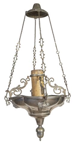 613.  Lámpara votiva de metal, decorada con cabezas de puttis.
S