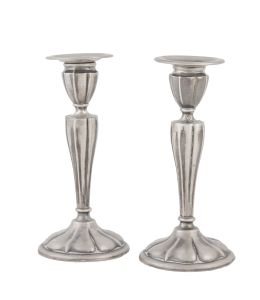 1363.  Pareja de candeleros de plata de estilo neoclásico. Con marcas.S. XIX - XX.