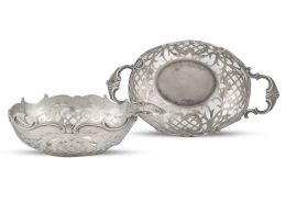 775.  Pareja de cestitas de plata calada con asas. Con marcas.Países Bajos, 1909.