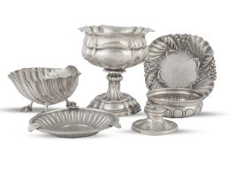 780.  Lote de seis piezas, formado por: copa de metal plateado; cenicero de alpaca; cenicero de plata con flores repujadas, sin marcas; centro circular, con marcas; centro en forma de venera sobre patas de garra, con marcas; y tintero de plata sobre base de madera, con marcas de E.S. Barnsley & Co., Birmingham, Inglaterra, 1910.S. XX. 