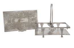 779.  Lote de porta especieros de metal plateado sobre cuatro patas de garra, S. XX; y caja de metal plateado con decoración grabada y nombre Enrique, con marcas de Alpha Plate, The Cutlers Company, Sheffield, Inglaterra, S. XX.