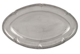 1356.  Bandeja oval de metal plateado decorada con hojas.Meneses, S. XX.