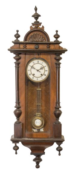 734.  Reloj alfonsino de pared de madera tallada con copete rematado con venera.h. 1900.