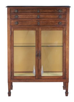 1358.  Mueble para cubertería de madera y puertas de cristal de estilo Luis XVIPrincipios del, S. XX.