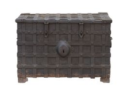 598.  Caja de caudales de hierro barreada.Trabajo español o alemán, S. XVI - XVII.