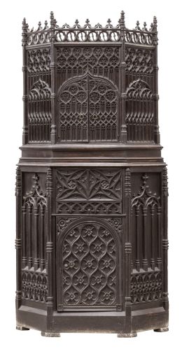 546.  Oratorio neogótico de madera tallada y dorada.Trabajo del Norte de Europa, S. XIX. 