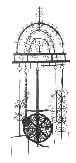 1470.  Soporte de hierro pintado de negro con cinco elementos de cocina.S. XIX.