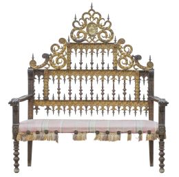 1156.  Banco de madera tallada y dorada, con placa de bronce dorado de la Piedad.Respaldo de cama transformado en banco.Portugal, S. XVII y posterior.