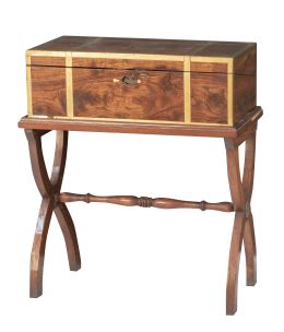 1278.  Escritorio de viaje, con aplicaciones metálicas.Inglaterra, S. XIX.