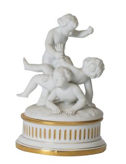 1362.  Biscuit con tres puttis jugando sobre base circular de porc