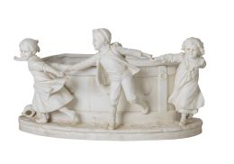 1361.  Centro de biscuit en forma de fuente con tres niños corrien